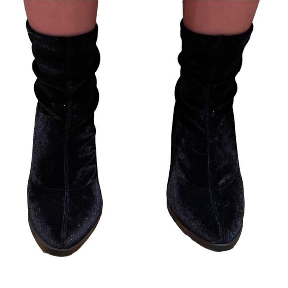 Forever 21 black velvet booties. Size 6‎ - Picture 4 of 8